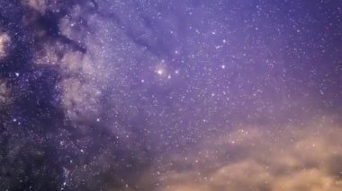 Sakin bir denizin üzerinde gece gökyüzüne uzanan Samanyolu 'nun nefes kesici bir görüntüsü. Galaksimizin yıldızlı kuşağı tüm ihtişamıyla görülebilir. Suao, Yilan County, Tayvan.