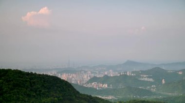 Shizitou Dağı 'ndaki Taipei şehrinin panoramik manzarası. Şehir manzarası yumuşak bir sisle örtülmüş. Rüya gibi bir atmosfer yaratıyor..