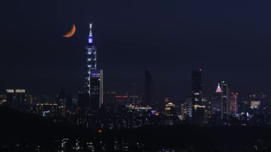 Gece Taipei 'nin çarpıcı manzarası. Hilal ay, ikonik Taipei' nin üzerinde zarafetle kıvrılıyor. Dajianshan, Tayvan, bu resim şehir ve gökyüzü güzelliğinin çarpıcı bir karışımı..