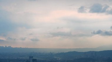 Dajianshan 'dan bakıldığında, sakin Taipei silueti yaz fırtınası sonrasında bulutlar ve sislerden ortaya çıkar. Uçak havaalanından havalanıyor. Yeni Tayvan, Tayvan.