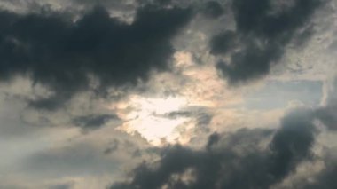 Güneşin kısmen bulutların arkasından yükselmesiyle oluşan nefes kesici bir gök olayı. Güneşin altın rengi, karanlık ve kasvetli gökyüzü ile güzel bir tezat oluşturuyor. DaJian Dağı, Tayvan.