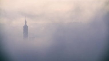 Yağmurlu bir günün ardından Taipei şehrinin silueti bulutlar ve sisle çevrili sakin bir şehir dramatik ve yüce bir atmosfer yaratıyor. Tayvan.