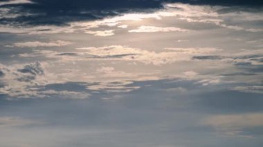 Geçen bir yağmurdan sonra büyüleyici bir gökyüzü ortaya çıkar. Yumuşak, ince bulutlar sıcak güneş ışığıyla aydınlanan mavi bir tuval üzerinde dans eder. DaJian Dağı, New Taipei Şehri, Tayvan.