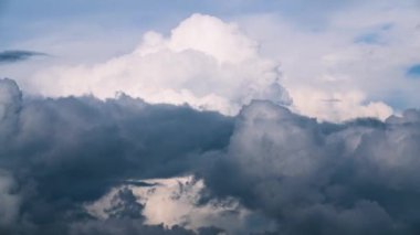 Bulutlar bir mavi tuval üzerinde nazikçe süzülüyor gibi görünüyor. Bulutlarla dolu bir gökyüzünün nefes kesici manzarası. Yeni Tayvan, Tayvan.