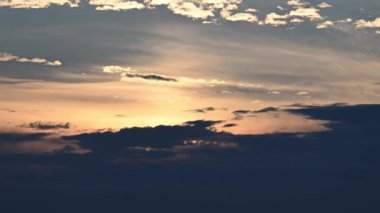 Güneş ışınları çarpıcı bir yağmur sonrası gökyüzünü delip geçer, bir havaalanı ve uzak dağlara ruhani ışık saçar. Altın ve griden oluşan zıt renkler çarpıcı bir görüntü yaratır. Tayvan.