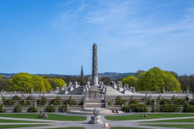 Oslo, Norveç - 3 Mayıs 2024: İkonik Vigeland Heykel Parkı, Gustav Vigeland 'ın 200' den fazla heykeli içermektedir..