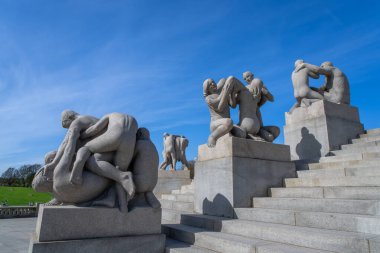 Oslo, Norveç - 3 Mayıs 2024: Vigeland Park 'taki büyük merdivenleri süsleyen bir dizi güçlü heykel. Eserler, Gustav Vigeland tarafından yaratıldı..