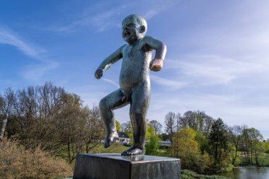 Oslo, Norveç - 3 Mayıs 2024: Kızgın bir çocuğun ünlü bronz heykeli, yumrukları sıkılmış ve ayakları yere basıyor, Vigeland Heykel Parkı 'nda meydan okuyor.