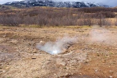 Geysir, İzlanda 'da sisli bir jeotermal manzara. Sayısız kaplıcadan yükselen buhar gerçeküstü ve ruhani bir atmosfer yaratıyor. Volkanik aktivite köpüren çamur havuzlarında açıkça görülüyor..