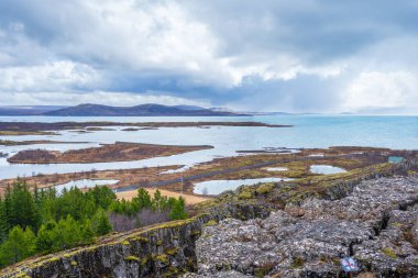Thingvellir Ulusal Parkı, İzlanda: Kuzey Amerika ve Avrasya tektonik plakalarının ayrıldığı yarık vadisinin manzarası. Dünya 'nın jeolojik süreçlerine benzersiz bir bakış sunar..