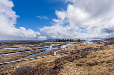 Thingvellir Ulusal Parkı, İzlanda: Kuzey Amerika ve Avrasya tektonik plakalarının ayrıldığı yarık vadisinin manzarası. Dünya 'nın jeolojik süreçlerine benzersiz bir bakış sunar..