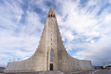 İkonik Hallgrimskirkja kilisesi ön planda İskandinav kaşif Leif Eriksson heykeli ile Reykjavik siluetine hakim. Reykjavik, İzlanda.