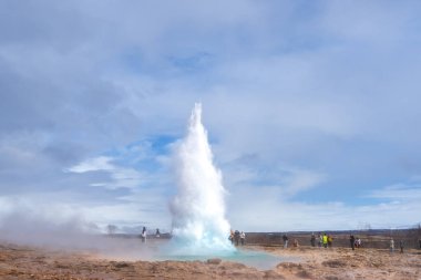 Geysir Jeotermal Alanı, İzlanda - 6 Mayıs 2024: Turistler Strokkur gayzerinin patlamasına hayret ederek havaya buhar ve su bulutu gönderdiler. İzlanda.