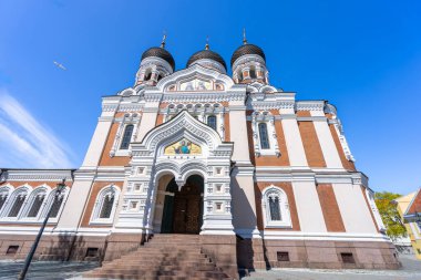Alexander Nevsky Katedrali 'nin çarpıcı manzarası. Bu Doğu Ortodoks kilisesinin sembolik soğan kubbeleri ve karmaşık yüzü açık mavi gökyüzüne karşı duruyor. Tallinn, Estonya.
