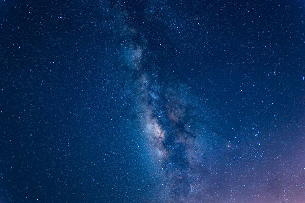 Захватывающий вид на Млечный Путь, простирающийся по ночному небу над спокойным морем. Звездная банда нашей галактики видна во всей своей красе. Суао, уезд Илань, Тайвань.