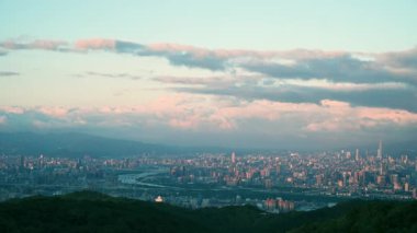 Gün batımında Taipei şehrinin nefes kesici panoramik manzarası, şehrin ufuk çizgisi ve Tamsui nehri aşağıya doğru uzanıyor. Dading Dağı, Shulin, Tayvan.