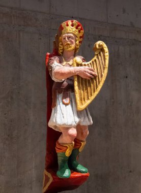 Stockholm, İsveç - 9 Mayıs 2024 Vasa savaş gemisinden kurtarılan iyi korunmuş bir arpçının başı. Bu karmaşık oyma 17. yüzyıl gemi inşaatçılarının olağanüstü işçiliğini gösteriyor..