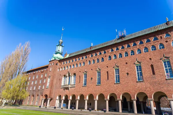 Stockholm Belediye Binası 'nın çarpıcı manzarası, ikonik kırmızı tuğla cephesi ve yüksek kulesi ile tanınıyor. Binanın karmaşık yapısı ve ihtişamı onu İsveç 'in bir sembolü yapıyor. Stockholm, İsveç.
