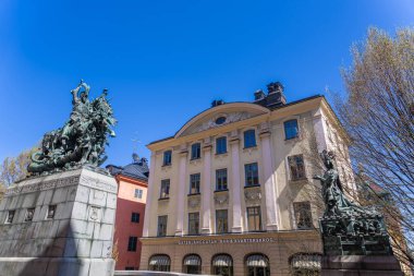 Stockholm, İsveç - 9 Mayıs 2024: Aziz George 'un Gamla Stan' de bir ejderhayı katlettiği ikonik bronz heykel. Heykel Kopmansbrinken meydanında duruyor ve popüler bir turizm merkezi..
