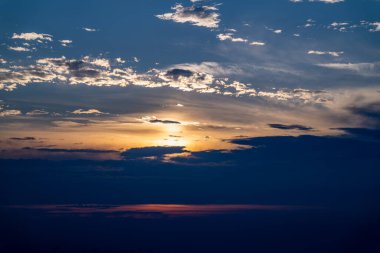 Güneş ışınları çarpıcı bir yağmur sonrası gökyüzünü delip geçer, bir havaalanı ve uzak dağlara ruhani ışık saçar. Altın ve griden oluşan zıt renkler çarpıcı bir görüntü yaratır. Tayvan.
