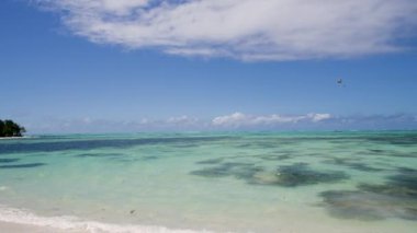 Ziyaretçiler, Ile Aux Cerfs, Mauritius 'un güzel gölünde yamaç paraşütü yapmanın heyecanını yaşıyorlar. Ziyaretçiler, nefes kesici manzaralarla çevrili sakin sularda zahmetsizce süzülebilirler..