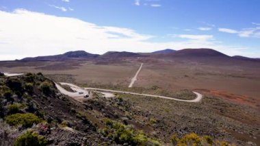 Piton de la Fournaise, Reunion Adası 'ndaki volkanik kraterin yakın görüntüsü. Kraterin sarp, engebeli duvarları çorak ve kayalık iç kısımlarla çelişen gür bitki örtüsüyle kaplıdır..