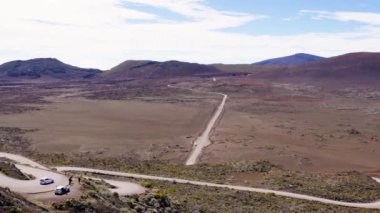 Piton de la Fournaise, Reunion Adası 'ndaki volkanik kraterin yakın görüntüsü. Kraterin sarp, engebeli duvarları çorak ve kayalık iç kısımlarla çelişen gür bitki örtüsüyle kaplıdır..