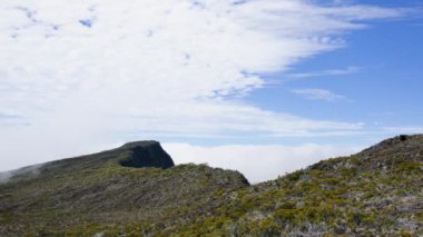 Piton de la Fournaise, Reunion Adası 'ndaki volkanik kraterin yakın görüntüsü. Kraterin sarp, engebeli duvarları çorak ve kayalık iç kısımlarla çelişen gür bitki örtüsüyle kaplıdır..