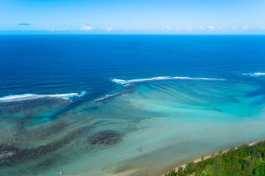 Mauritius 'un ikonik sualtı şelalelerinin büyüleyici hava manzarası. Eşsiz jeolojik oluşum derin mavi okyanusa çağlayan şelalelerin illüzyonunu yaratır. Mauritius, Hint Okyanusu.