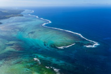 Su altı şelalelerinin doğal harikalarını keşfedin. Helikopterden çekilen bu video bu jeolojik fenomenin şaşırtıcı güzelliğini gözler önüne seriyor. Mauritius, Hint Okyanusu.