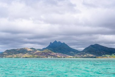 Ile aux Cerfs 'in huzurlu manzarası, Mauritius. Hint Okyanusu 'nun turkuaz suları el değmemiş beyaz kum plajına karşı. Ile aux Cerfs, Mauritius, Hint Okyanusu.