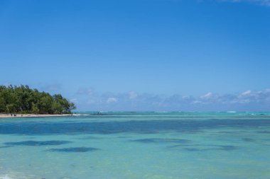 Ziyaretçiler, Ile Aux Cerfs, Mauritius 'un güzel gölünde yamaç paraşütü yapmanın heyecanını yaşıyorlar. Ziyaretçiler, nefes kesici manzaralarla çevrili sakin sularda zahmetsizce süzülebilirler..