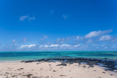 Ziyaretçiler, Ile Aux Cerfs, Mauritius 'un güzel gölünde yamaç paraşütü yapmanın heyecanını yaşıyorlar. Ziyaretçiler, nefes kesici manzaralarla çevrili sakin sularda zahmetsizce süzülebilirler..