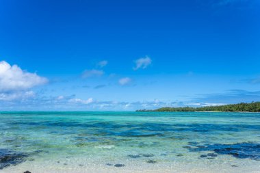 Ziyaretçiler, Ile Aux Cerfs, Mauritius 'un güzel gölünde yamaç paraşütü yapmanın heyecanını yaşıyorlar. Ziyaretçiler, nefes kesici manzaralarla çevrili sakin sularda zahmetsizce süzülebilirler..