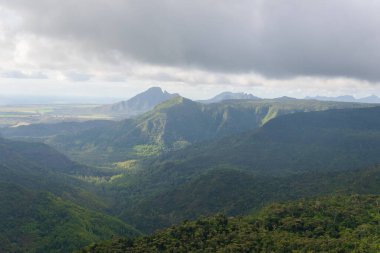 Mauritius 'taki dağlık bir arazinin nefes kesici hava manzarası. Dramatik tepeler sisle kaplanmış, bir gizem hissi yaratıyor. Mauritius, Afrika.