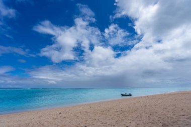 Ziyaretçiler, Ile Aux Cerfs, Mauritius 'un güzel gölünde yamaç paraşütü yapmanın heyecanını yaşıyorlar. Ziyaretçiler, nefes kesici manzaralarla çevrili sakin sularda zahmetsizce süzülebilirler..