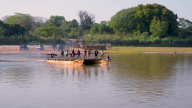 Bemaraha Ulusal Parkı, Madagaskar - 28 Ağustos 2024: Arabalar kanolardan yapılmış bir salla Tislibisina Nehri 'ni geçer. Coğrafi zorlukların üstesinden gelmek için yerel halkın bilgeliğini gösterin.