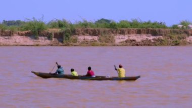 Bemaraha Ulusal Parkı, Madagaskar - 28 Ağustos 2024: Yerel köylüler geleneksel kanolarla Tsiribihina Nehri üzerinde yelken açtılar. Bu sahne insanlar ve çevreleri arasındaki bağlantıyı yakalar..