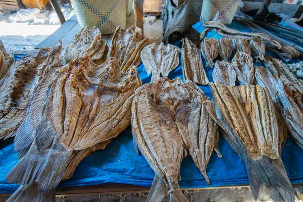 Madagaskar 'ın Murodava kentindeki geleneksel pazarda kurutulmuş balıklar mavi bir muşamba üzerinde sergileniyor. Bu fotoğraf bize bölgenin beslenme düzeninde kurutulmuş balığın önemi hakkında bir fikir veriyor..