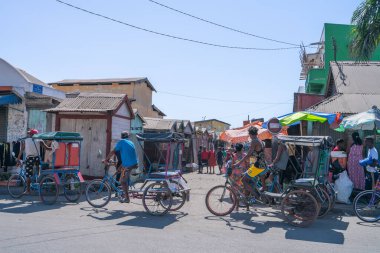 Morondava, Madagaskar - 26 Ağustos 2024: Morondava 'daki günlük yaşamın yerel halkı ve çevrelerini gösteren gizli bir fotoğrafı.