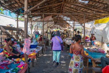 Morondava, Madagaskar - 26 Ağustos 2024: Basit ahşap ve metal yapılarla hareketli geleneksel bir pazar. Turistler ve yerel halk çeşitli tezgahları keşfettiler.