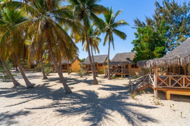 Morondava, Madagaskar - 26 Ağustos 2024: Morondava, Madagaskar 'da bir sahil beldesi, yüzme havuzu, kabinler ve geniş bir avlu. Bu tropik cennette rahatlatıcı bir öğleden sonranın tadını çıkar..