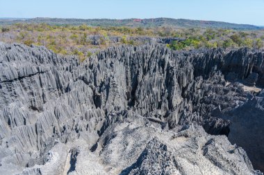Yüksek kireçtaşı karst oluşumları Tsingy de Bemaraha Ulusal Parkı 'nın nefes kesici manzarasını yaratır. Keskin, sivri tepeler ve derin kanyonlar nefes kesici manzaralar sağlar. Madagaskar, Afrika.