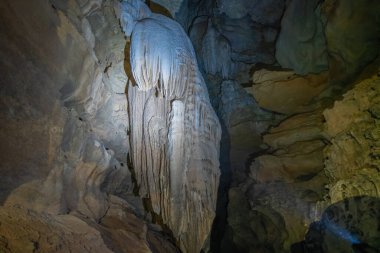 Mağaranın içindeki karmaşık kireçtaşı oluşumları sarkıtlar ve dikitler benzersiz şekil ve dokulara sahipler. Manambolo Nehri, Madagaskar.