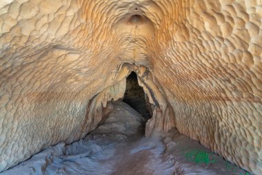 Mağaranın içindeki karmaşık kireçtaşı oluşumları sarkıtlar ve dikitler benzersiz şekil ve dokulara sahipler. Manambolo Nehri, Madagaskar.
