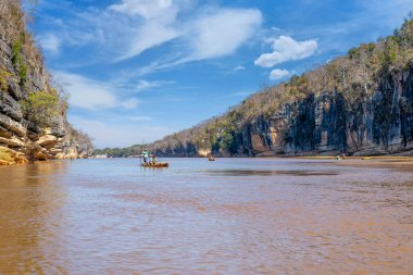 Manambulo Nehri, Madagaskar - 28 Ağustos 2024: Yerel bir rehber Manambulo Nehri 'nden ziyaretçilere bölgenin eşsiz kireçtaşı oluşumlarını gösteriyor..