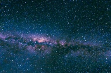 Sayısız yıldız ve görkemli Samanyolu galaksisiyle dolu çarpıcı bir gece göğü. Minimum ışık kirliliğiyle bilinen uzak bir yer. Isalo Ulusal Parkı, Madagaskar.