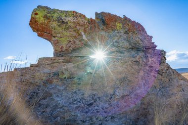 Çok renkli liken desenleriyle doğal kaya oluşumunu delip geçen muhteşem güneş patlaması. Isalo Ulusal Parkı, Madagaskar 'da Sunset' in ünlü penceresi.
