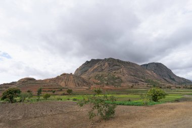 Engebeli arazinin ve Isalo Ulusal Parkı 'nın eşsiz kaya oluşumlarının çarpıcı bir görüntüsü. Parkın jeolojik oluşumları Jurasik döneme dayanıyor. Isalo Ulusal Parkı, Madagaskar.