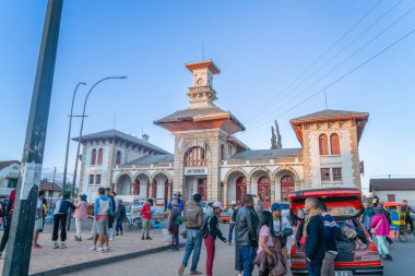 Antsirabe, Madagaskar - 30 Ağustos 2024: Şu anda hizmet dışı bırakılan Antsirabe tren istasyonu şehir tarihinin bir vasiyetidir. İnsanlar istasyonun etrafında toplandı ve çeşitli faaliyetlerde bulundular..